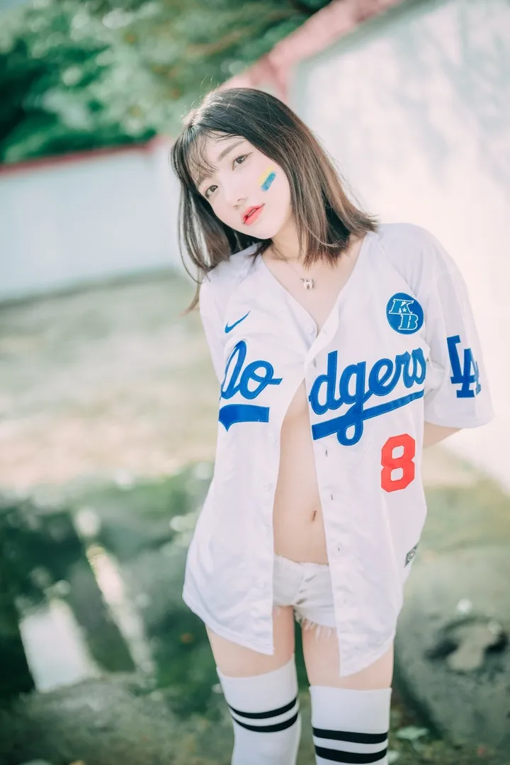 Son Ye-Eun Cheer Up in the Summer
